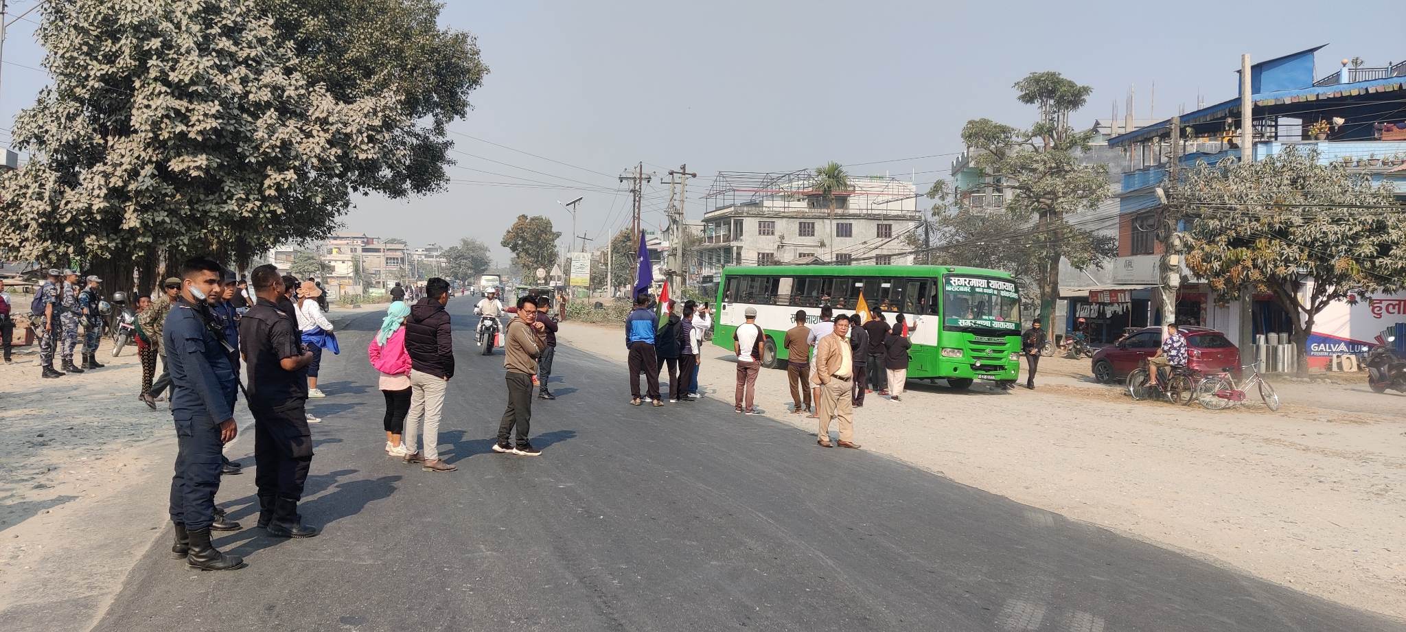 आइतबार राजमार्ग अवरूद्ध गर्दै प्रदर्शनकारी। तस्बिर: सेतोपाटी